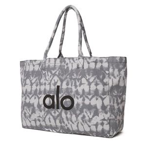 Alo Yoga woman’s gray shopper tote